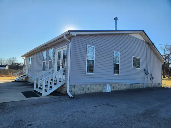 a view of a house with backyard