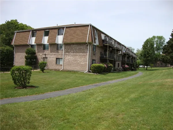 $179,900 | 752 Quaker Lane, Unit A109, Warwick, RI 02818