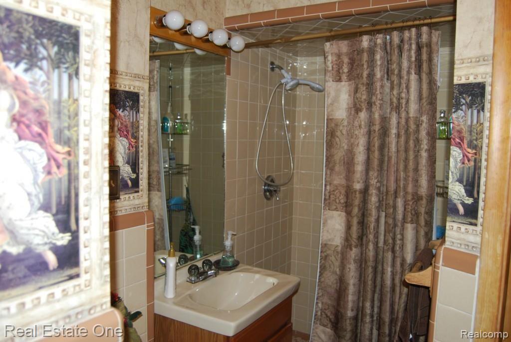 1330 John R Road Rochester, MI 48307 - Photo 13 of 27 1st Floor Bath Shower