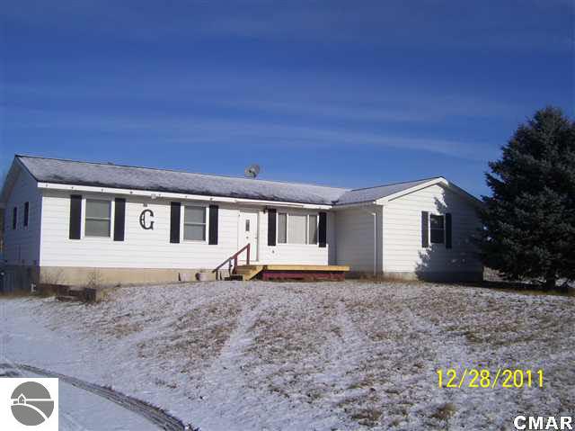 11485 Willow Road Farwell, MI 48622 - Photo 2 of 20 1771916-1.JPG