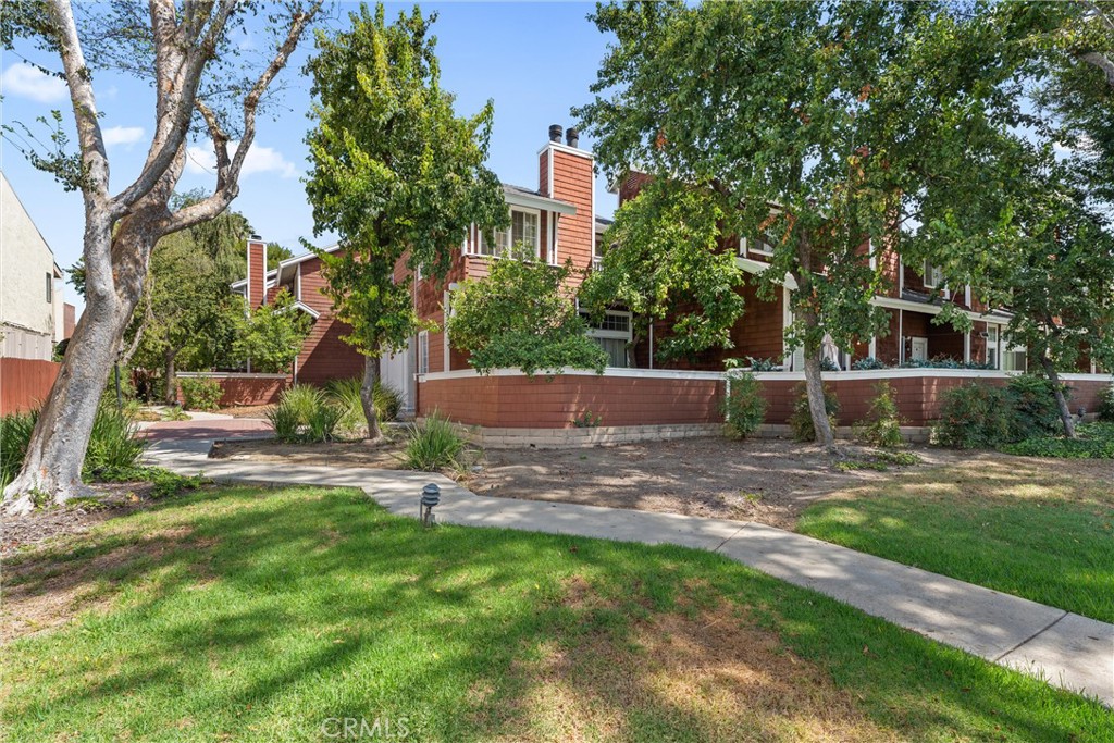 19431 Sherman Way, Unit 24 Reseda, CA 91335 - Photo 25 of 26 a backyard of a house with lots of green space