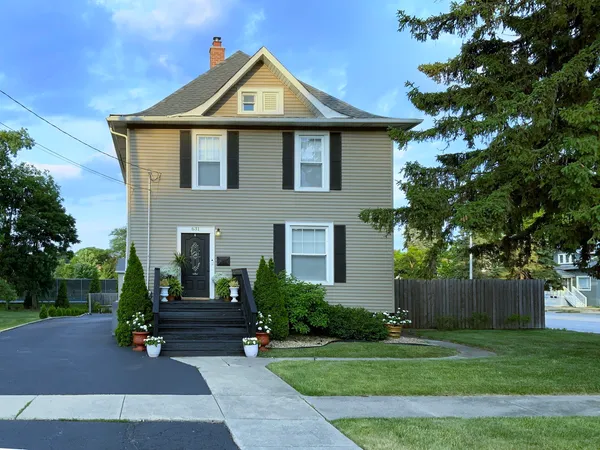 $580,000 | 631 South Hale Street, Wheaton, IL 60187