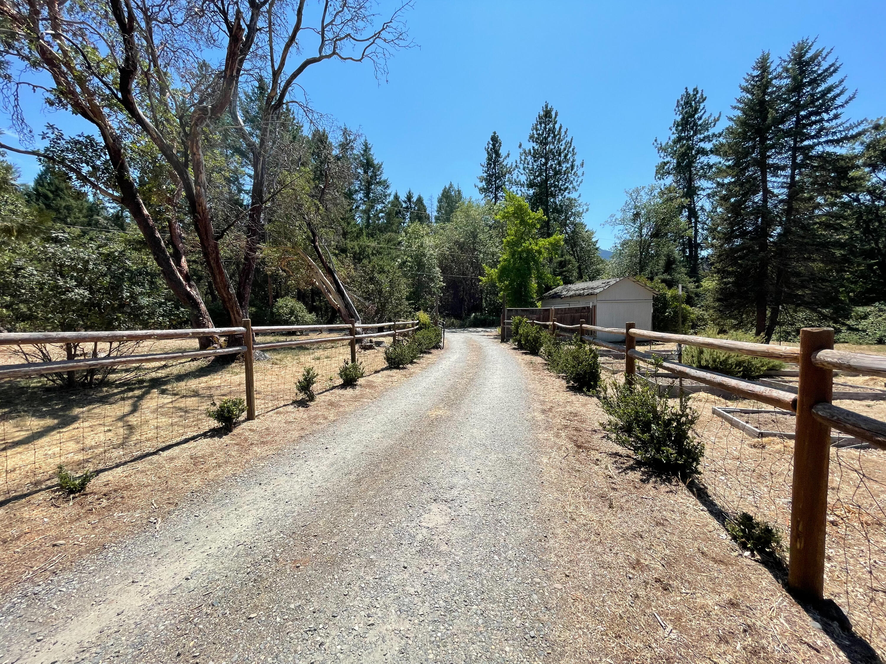 9222 North Applegate Road Grants Pass, OR 97527 - Photo 2 of 30 Driveway
