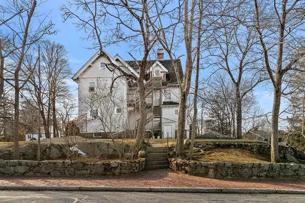 a view of a house with a yard