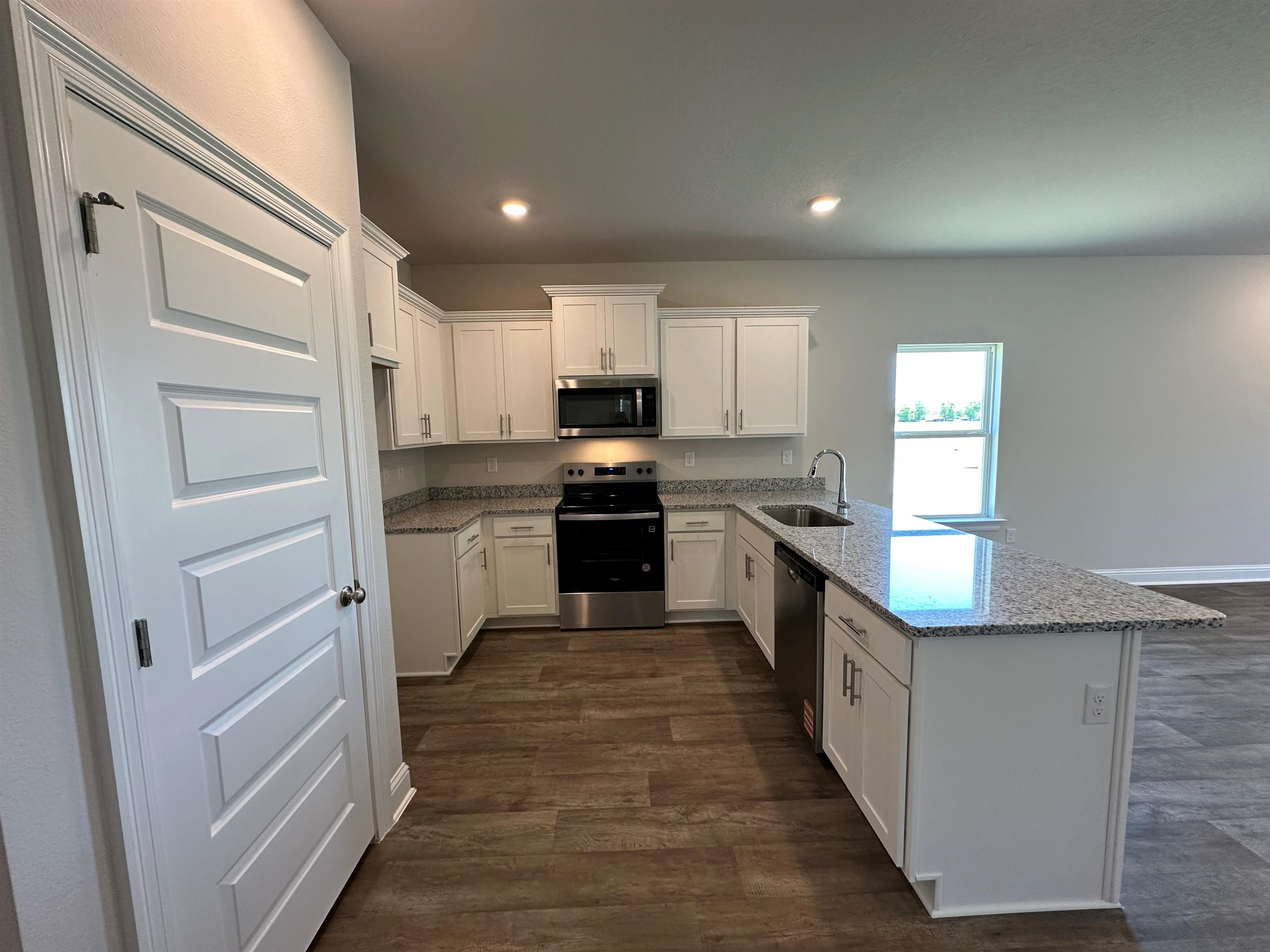 7701 Courant Circle Foley, AL 36535 - Photo 6 of 53 Kitchen