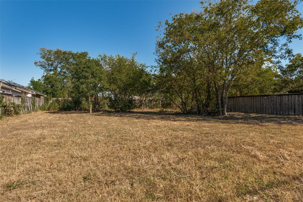 5115 Spruce Street Dallas, TX 75211 - Photo 6 of 10 a view of backyard with green space