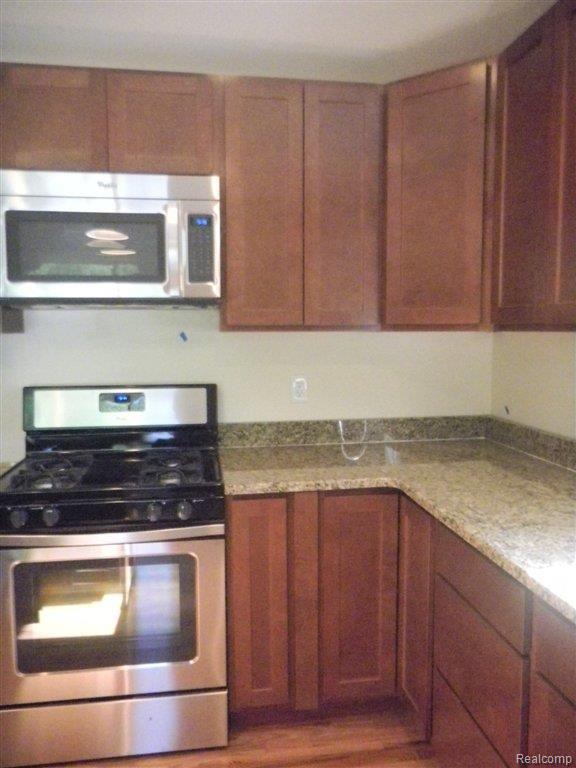 2945 Powderhorn Ridge Road Rochester, MI 48309 - Photo 5 of 20 All Stainless Appliances