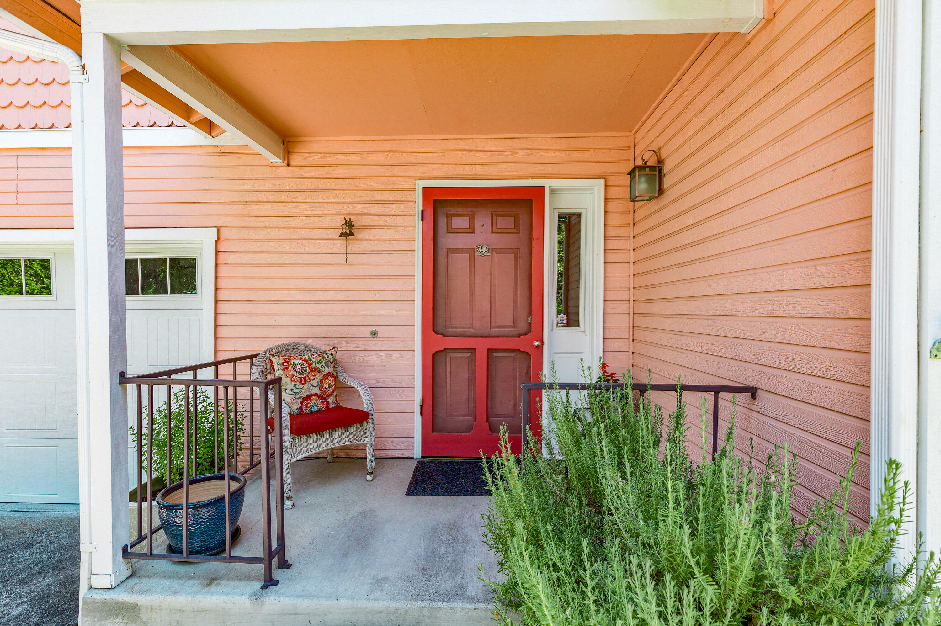 1364 Mill Pond Road Ashland, OR 97520 - Photo 5 of 38 Red screen door!