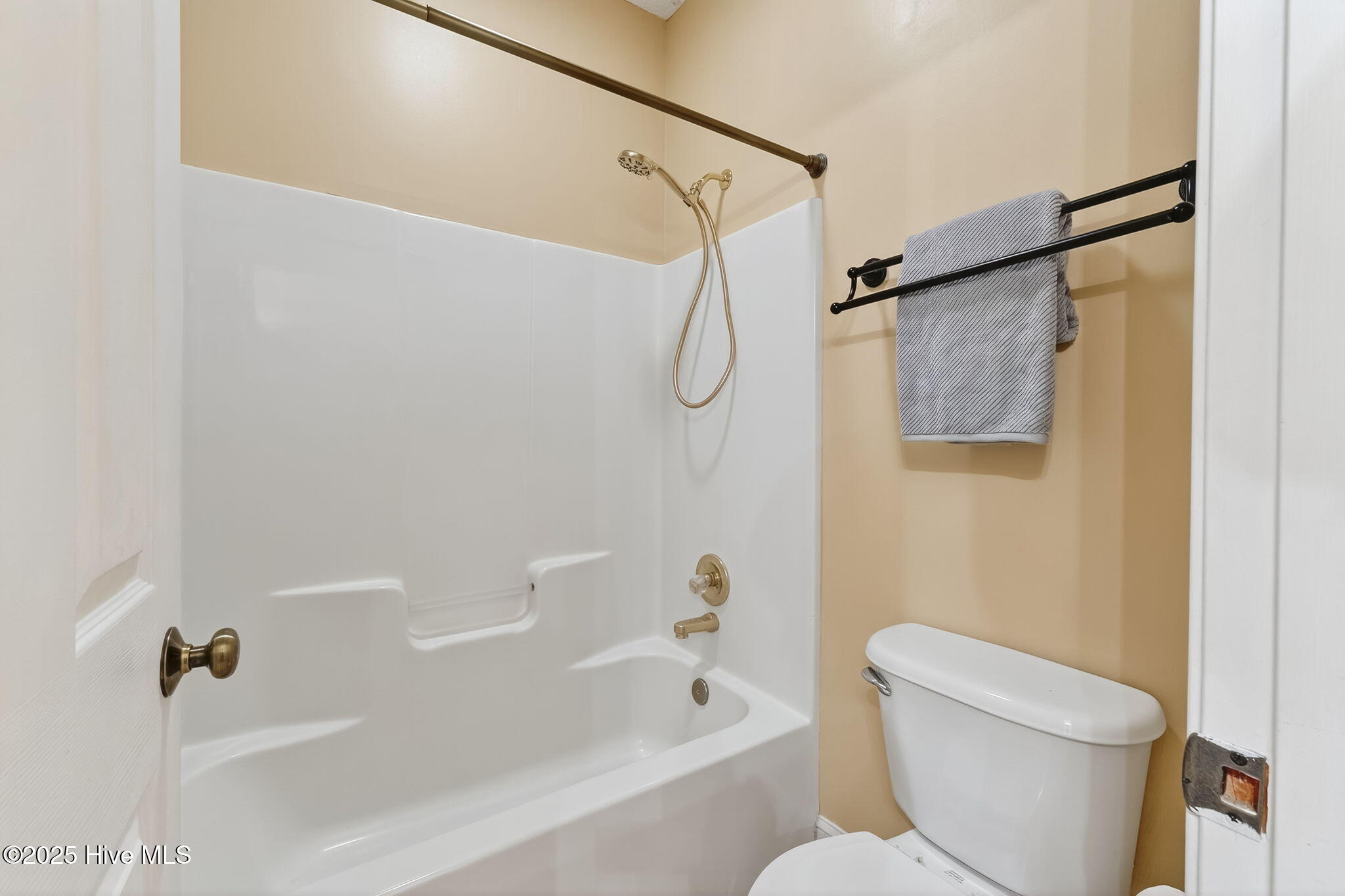 107 West Raintree Lane Goldsboro, NC 27534 - Photo 13 of 55 Guest Bathroom 1