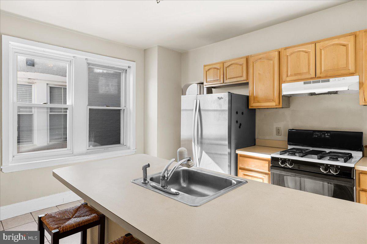 249 Roxborough Avenue Philadelphia, PA 19128 - Photo 8 of 18 Great natural light & Gas Cooking