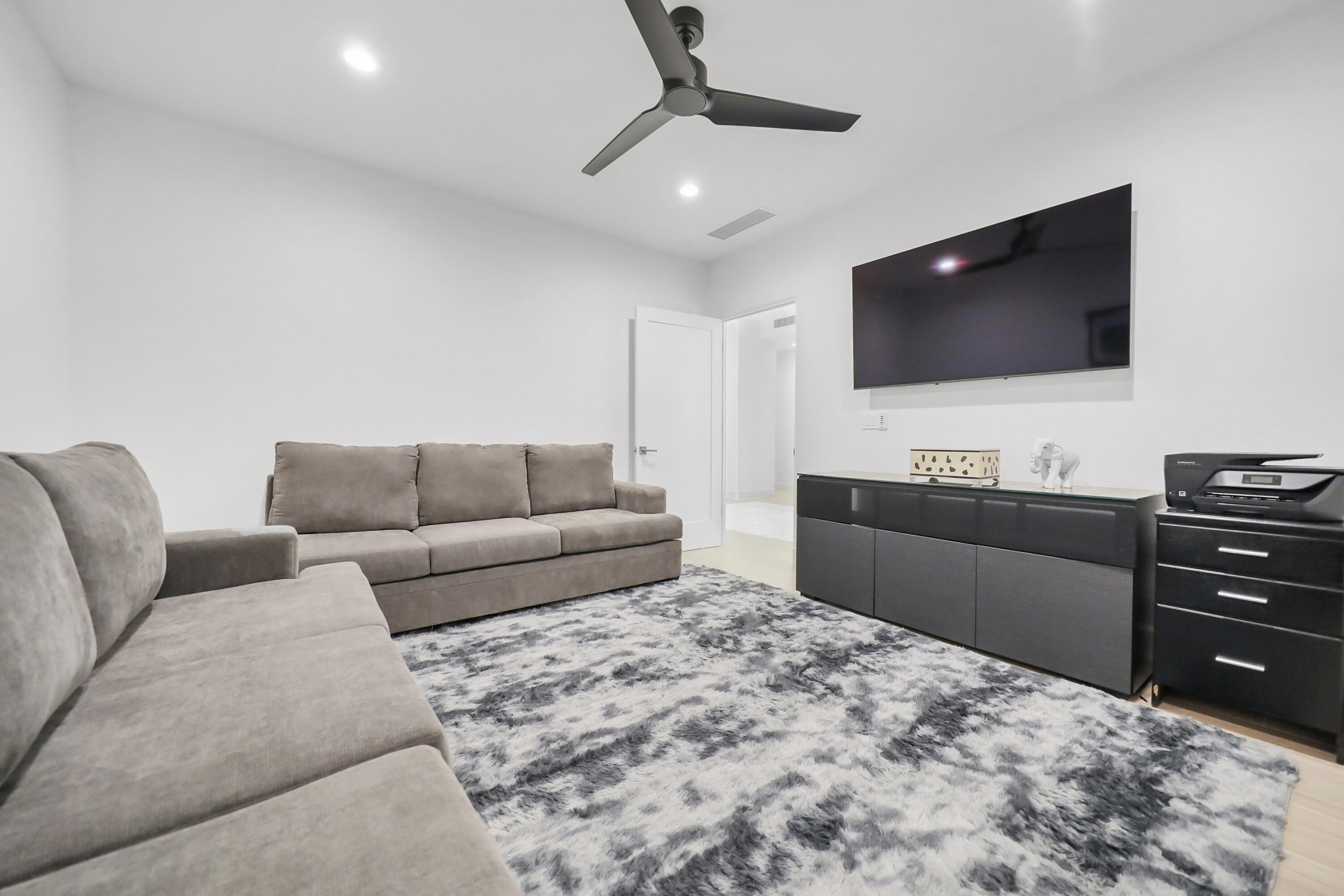 79754 Arnold Palmer La Quinta, CA 92253 - Photo 23 of 38 a living room with furniture and a flat screen tv