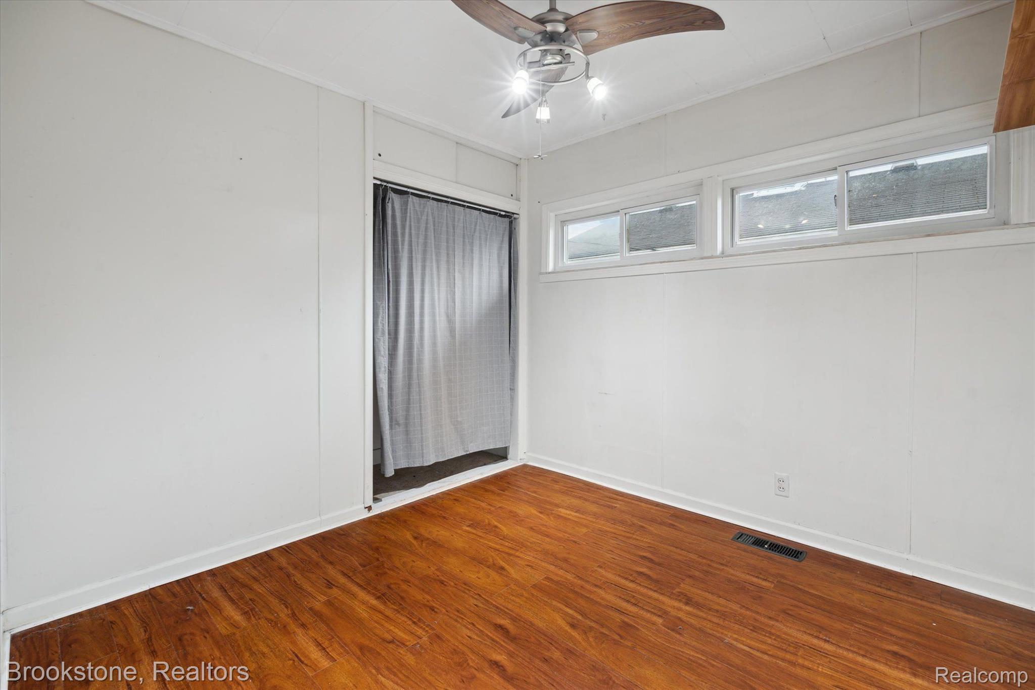 205 Center Street Fenton, MI 48430 - Photo 11 of 25 Gallery Image 11