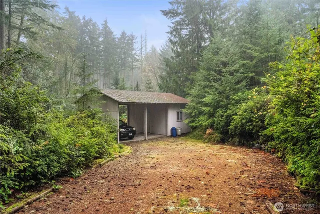 a view of yard with green space