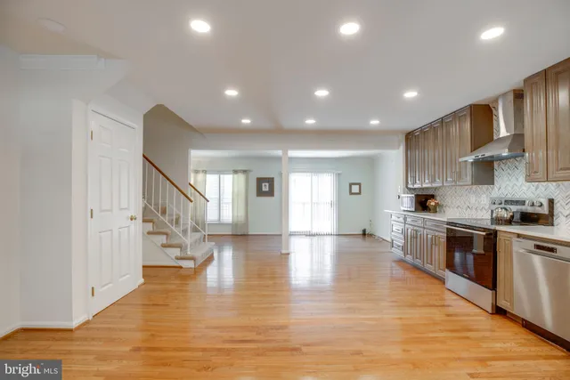 $2,950 | 5772 Crownleigh Court, Burke, VA 22015