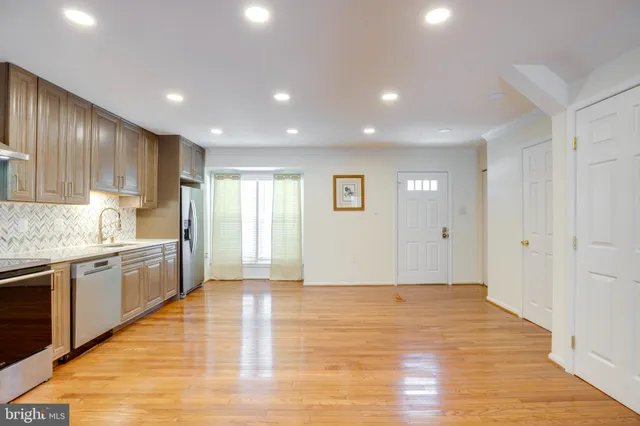 $2,950 | 5772 Crownleigh Court, Burke, VA 22015