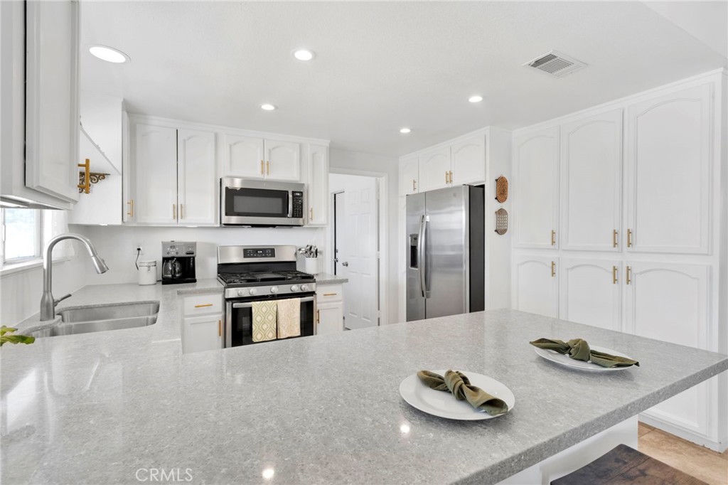 22672 El Centro Road Apple Valley, CA 92307 - Photo 5 of 42 kitchen