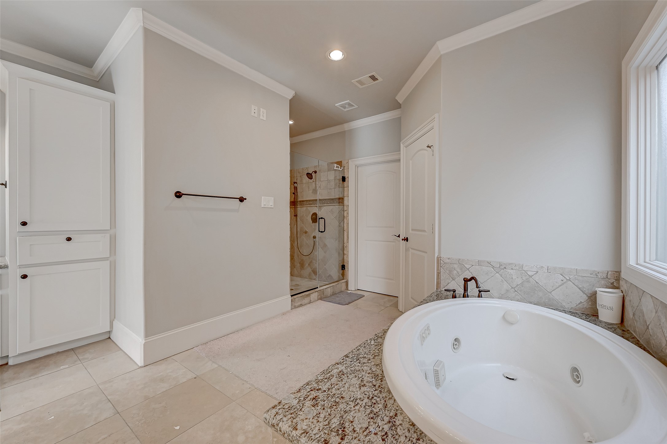 7619 Pine Ridge Terrace Road Houston, TX 77081 - Photo 20 of 32 a bathroom with a bathtub and a sink