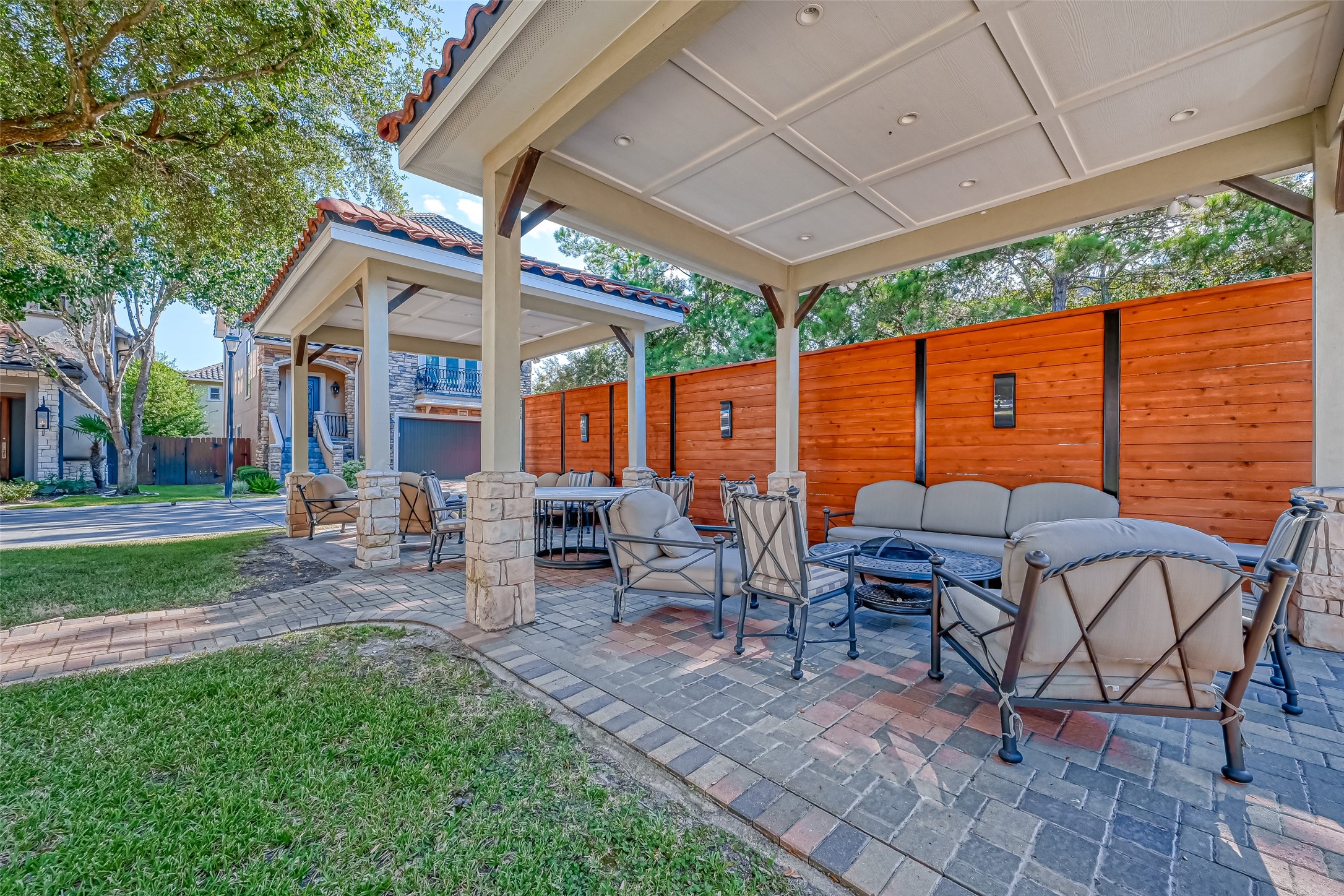 7619 Pine Ridge Terrace Road Houston, TX 77081 - Photo 31 of 32 a view of a patio with table and chairs under an umbrella