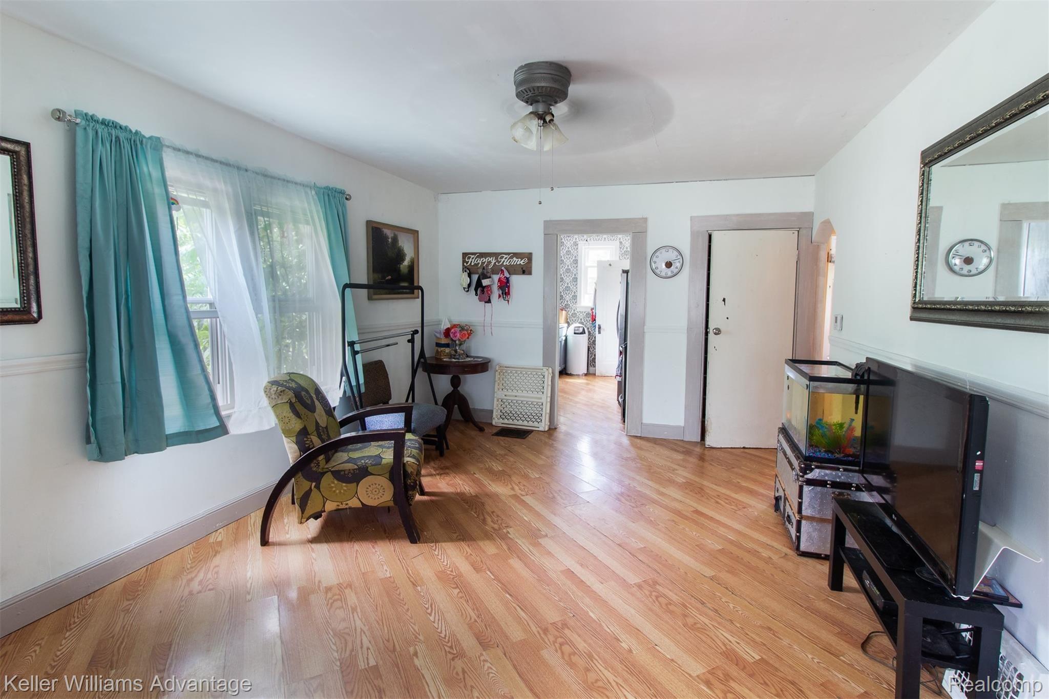 Ford_47777_Living_02.jpg