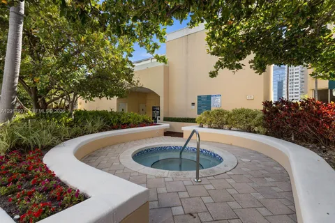 $1,295,000 | 888 Brickell Key Drive, Unit 1207, Miami, FL 33131