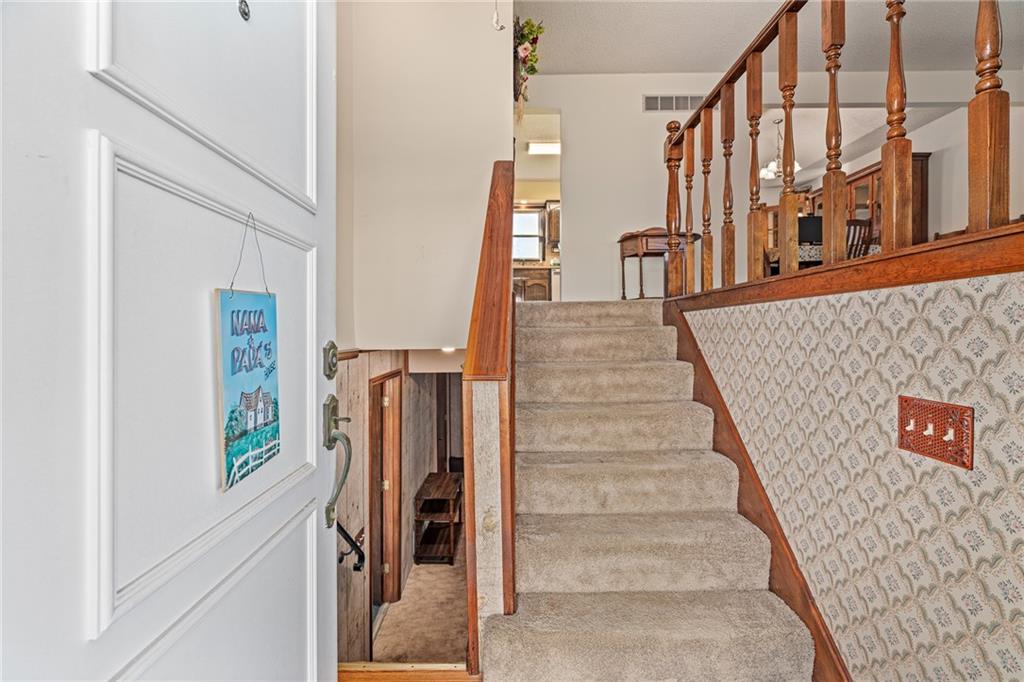 8636 Cedar Niles Road Lenexa, KS 66227 - Photo 3 of 57