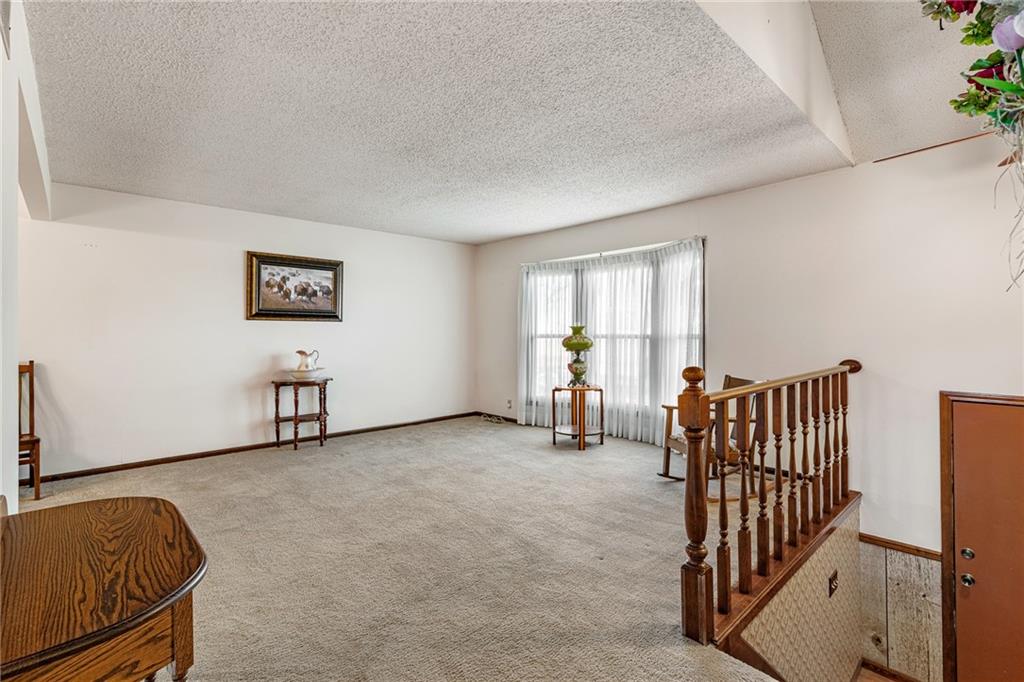 8636 Cedar Niles Road Lenexa, KS 66227 - Photo 4 of 57