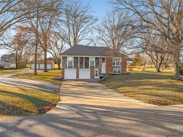$475,000 | 8636 Cedar Niles Road, Lenexa, KS 66227