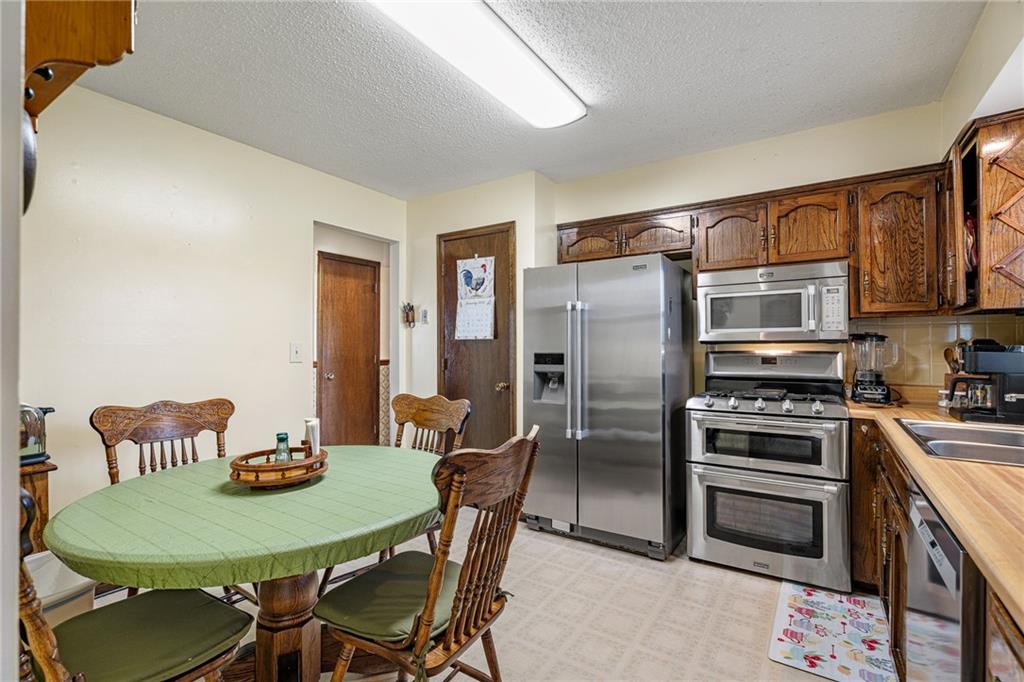 8636 Cedar Niles Road Lenexa, KS 66227 - Photo 7 of 57