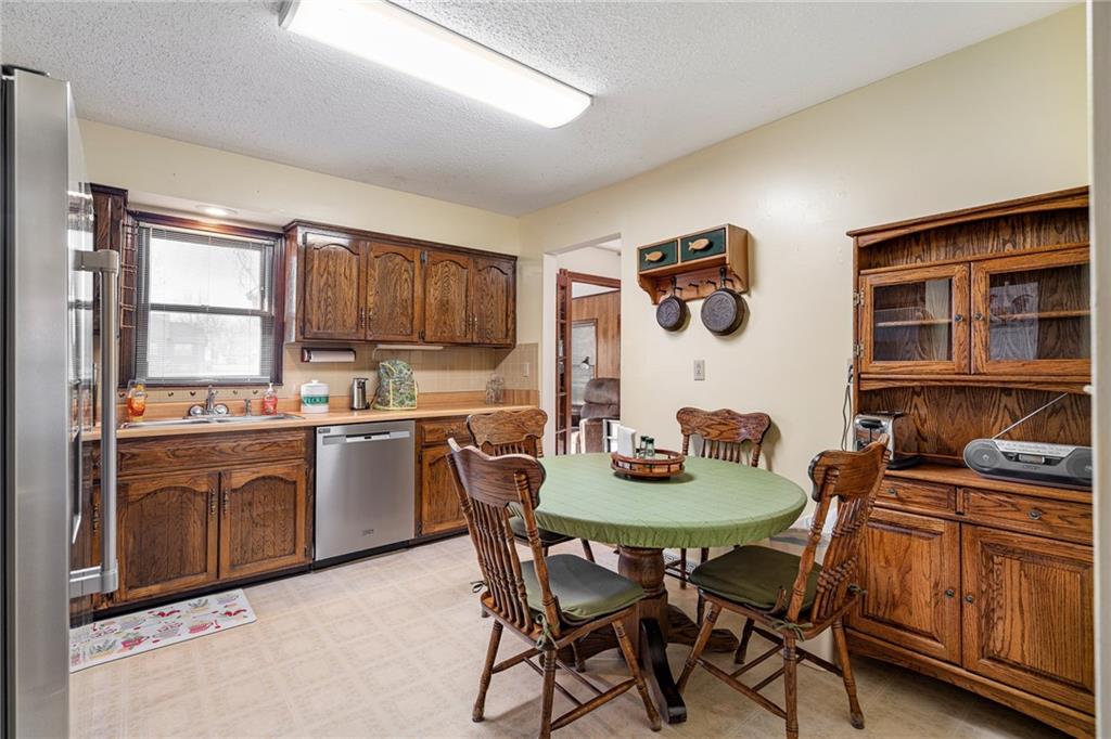 8636 Cedar Niles Road Lenexa, KS 66227 - Photo 8 of 57