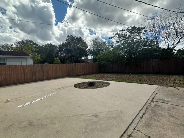 a view of a backyard