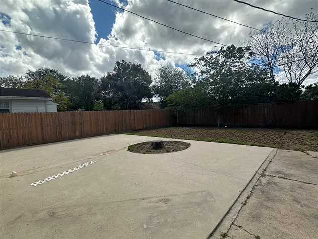 a view of a backyard