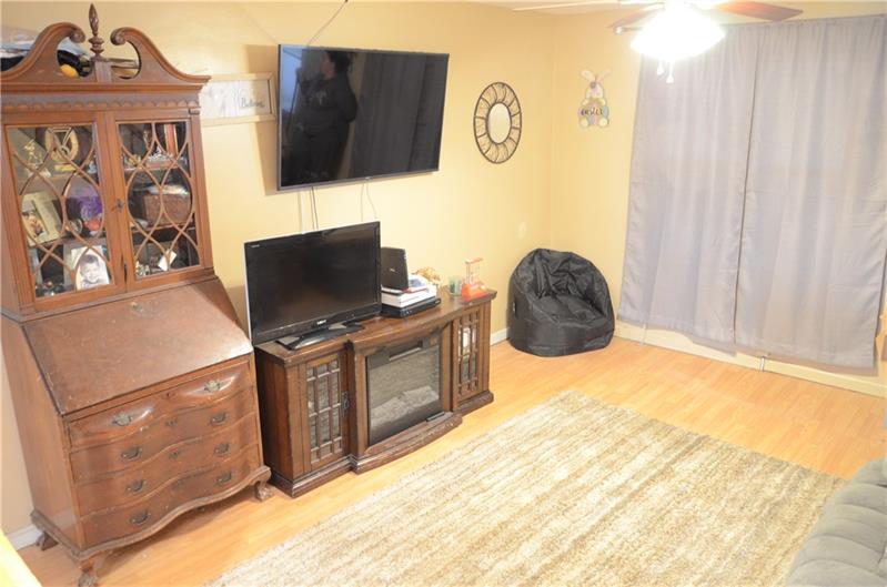2288 Freeport Road Pittsburgh, PA 15238 - Photo 4 of 18 cozy living room