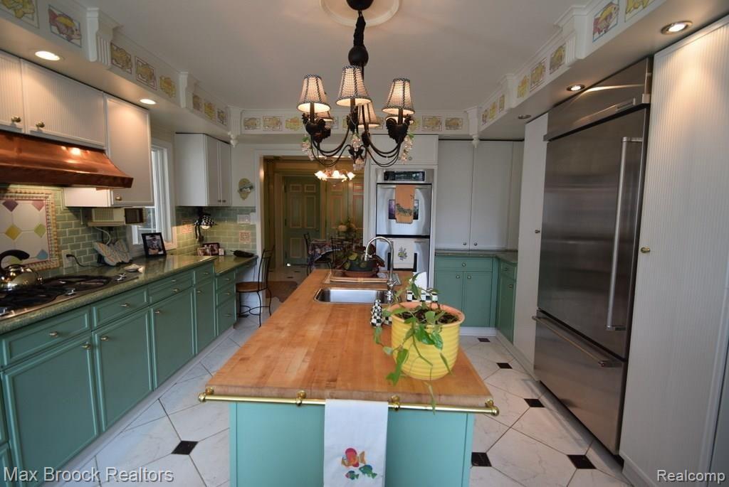 2195 West Maple Road Birmingham, MI 48009 - Photo 10 of 42 Baker's wood counter, stainless steel and island