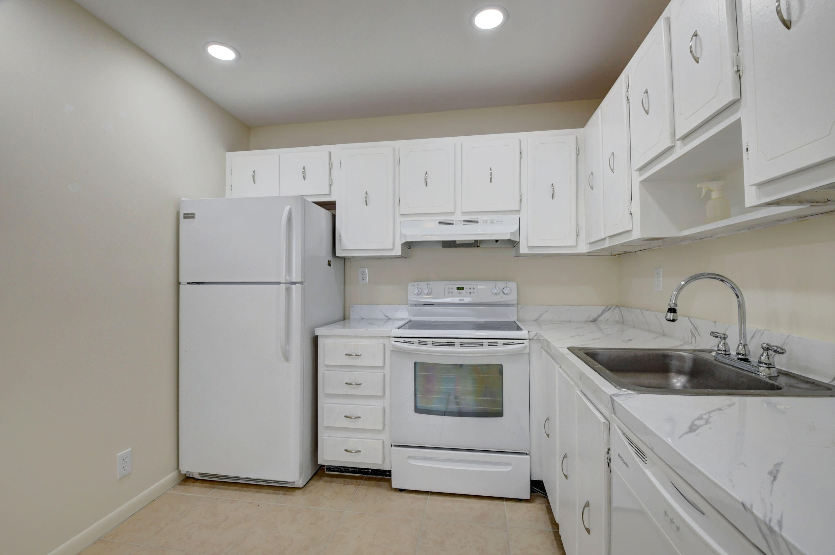 330 Capri G Delray Beach, FL 33484 - Photo 12 of 54 DSC_8729_30_31_32_33