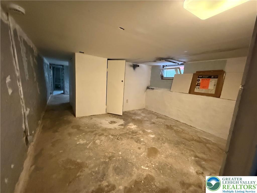 445 Washington Street Allentown, PA 18102 - Photo 26 of 27 a view of a big room with closet and cabinet