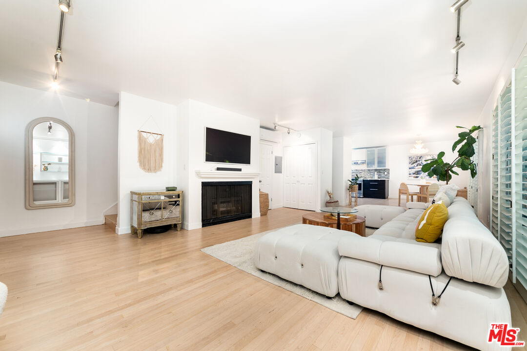 933 17th Street, Unit 14 Santa Monica, CA 90403 - Photo 3 of 29