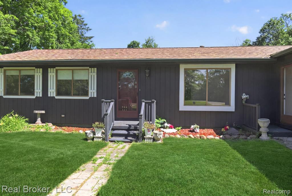48050 Hull Road Belleville, MI 48111 - Photo 3 of 39