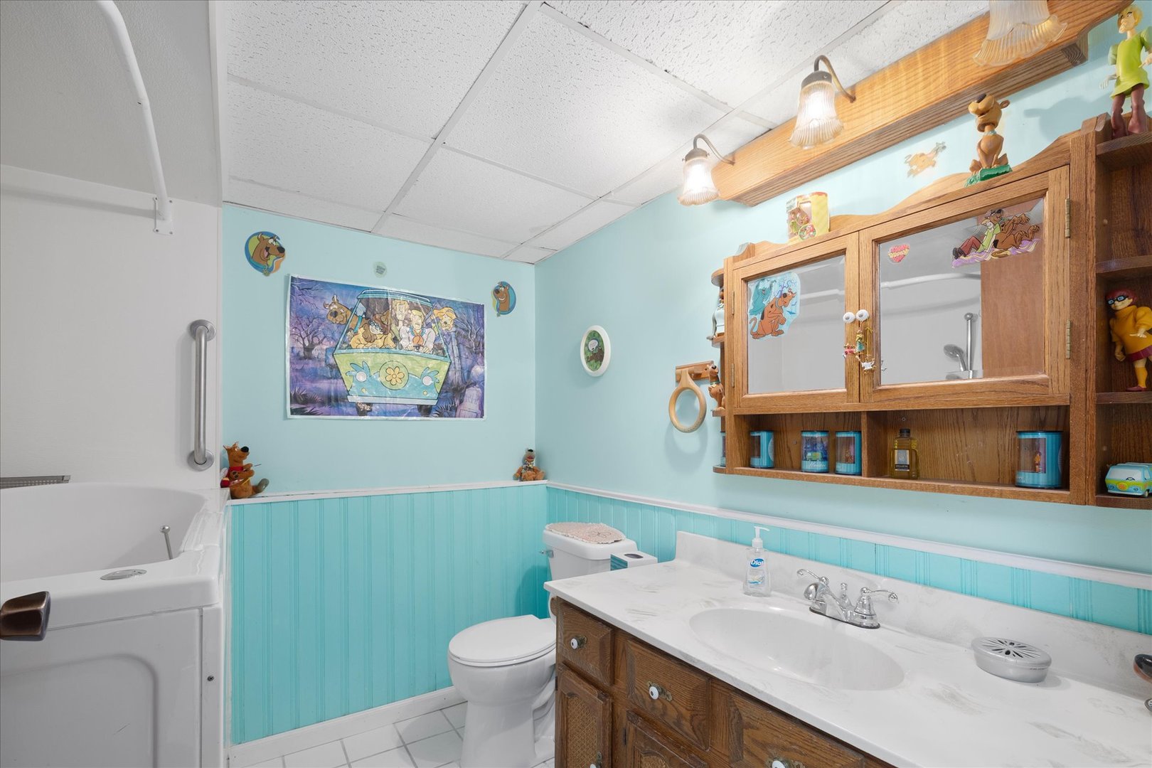 6349 Forestview Drive Oak Forest, IL 60452 - Photo 10 of 18 a bathroom with a sink toilet and a bathtub