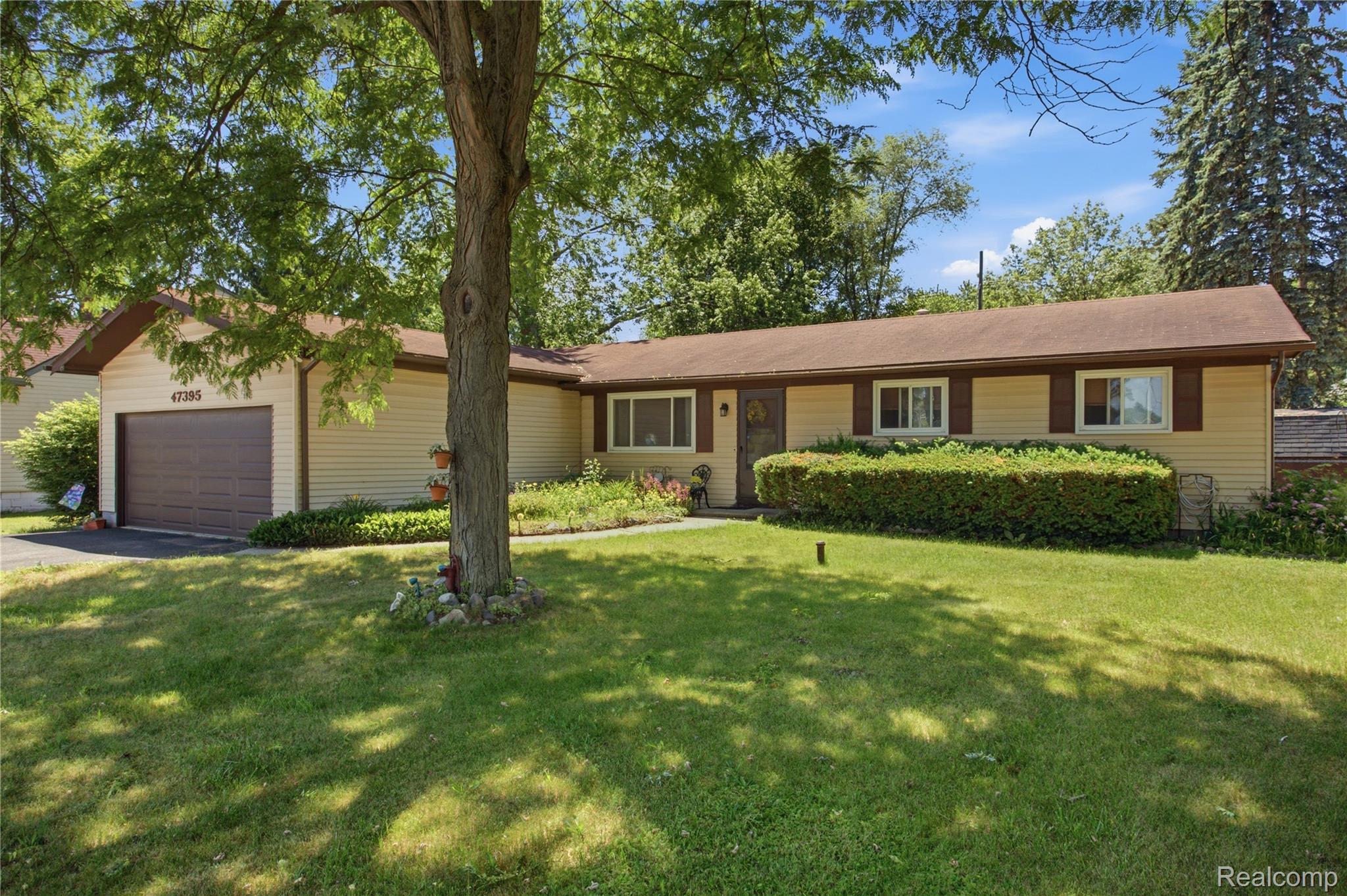 47395 Dequindre Road Rochester, MI 48307 - Photo 13 of 19 Ranch-style residence featuring light-toned siding and a brown roof
