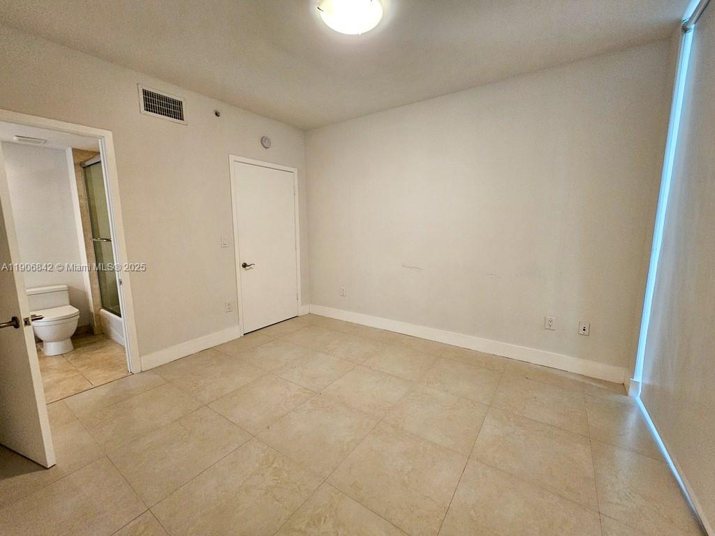 6000 Collins Avenue, Unit 528 Miami Beach, FL 33140 - Photo 11 of 26 an empty room with a bathroom