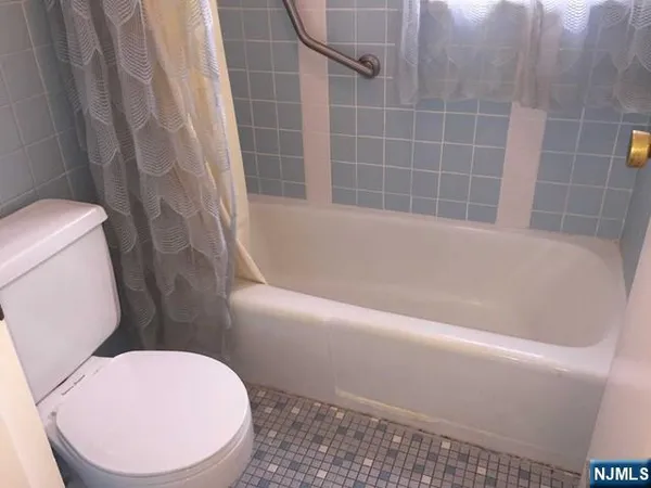 $1,875 | 712 Cedar Lane, Unit 2, Teaneck, NJ 07666