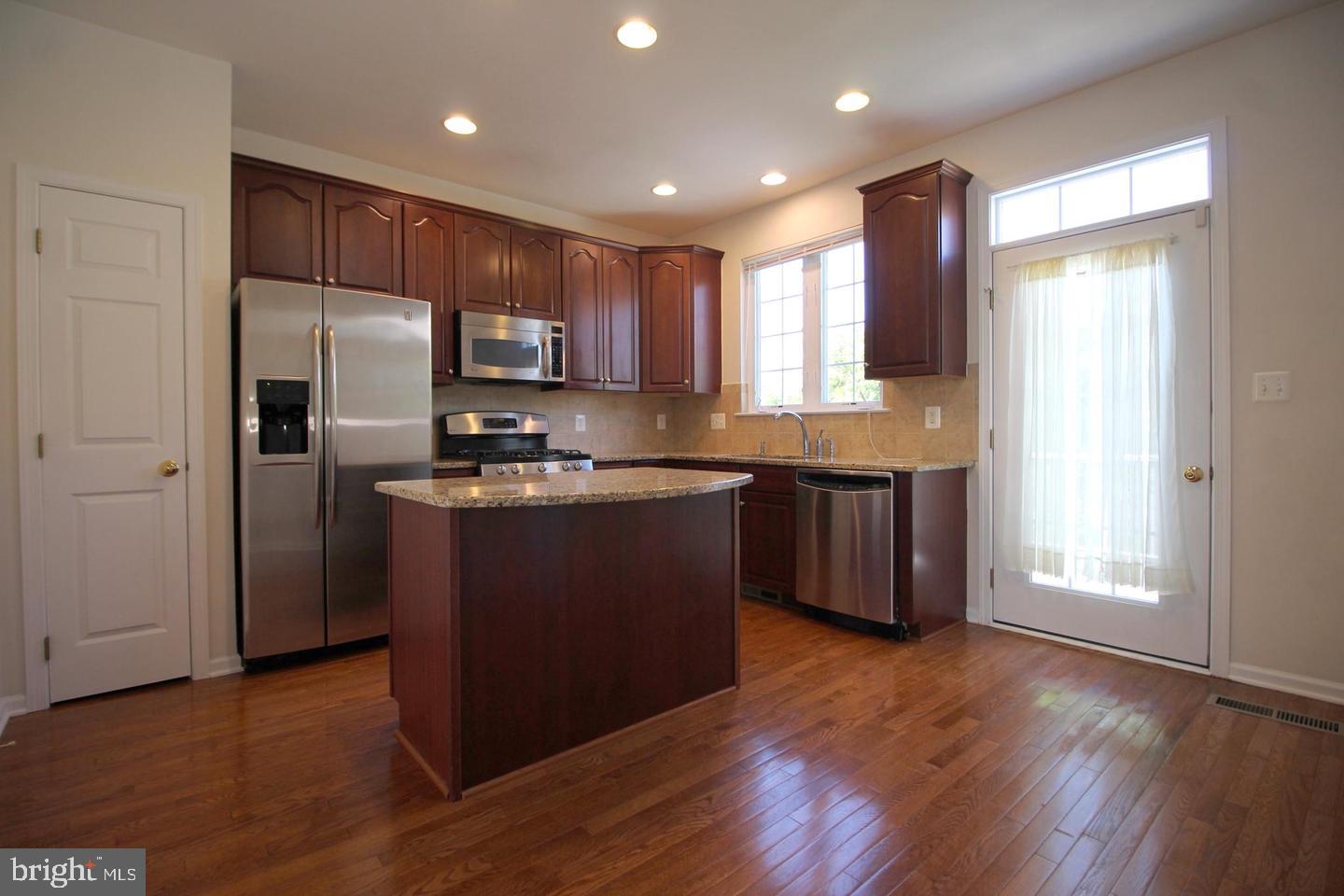 25073 Riding Center Drive Chantilly, VA 20152 - Photo 3 of 29 Gallery Image 3