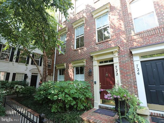 722 Capitol Square Place Southwest Washington, DC 20024 - Photo 2 of 29