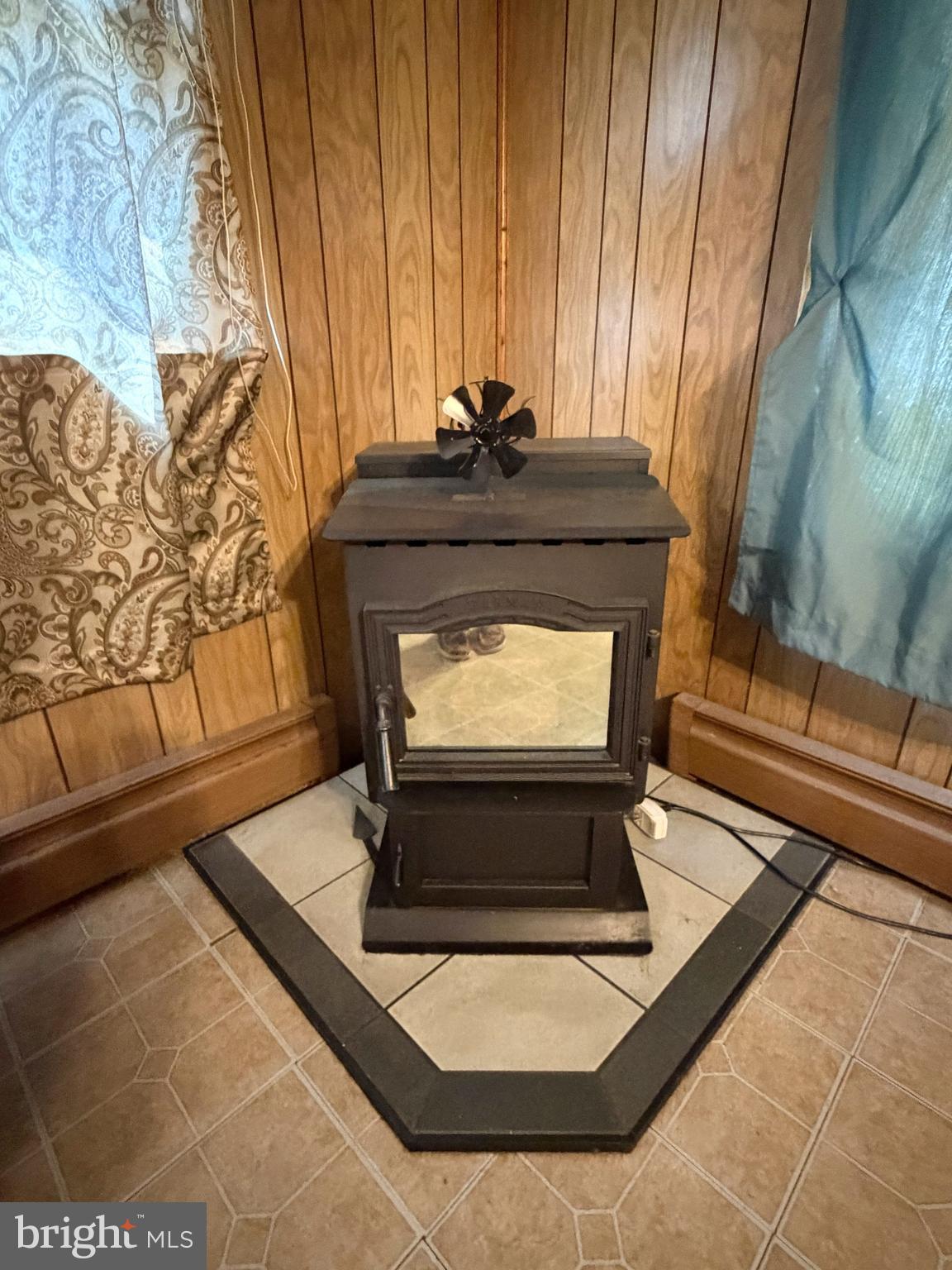 34 West Hanover Street Gettysburg, PA 17325 - Photo 12 of 30 a living room with a couch and a table