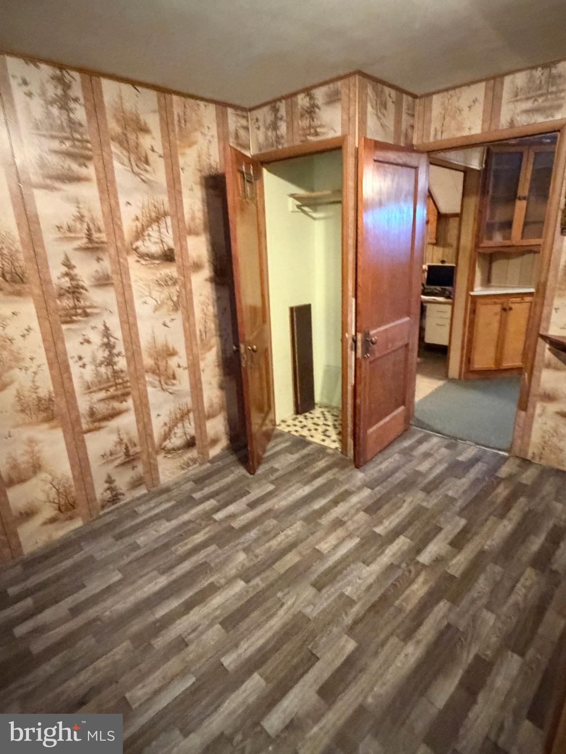 34 West Hanover Street Gettysburg, PA 17325 - Photo 18 of 30 a view of an empty room with wooden floor and a window
