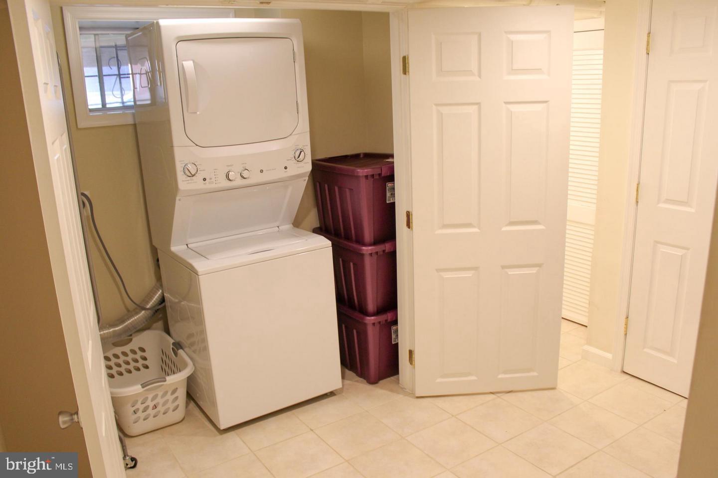 3616 South Kemper Road Arlington, VA 22206 - Photo 14 of 24 a utility room with dryer and washer
