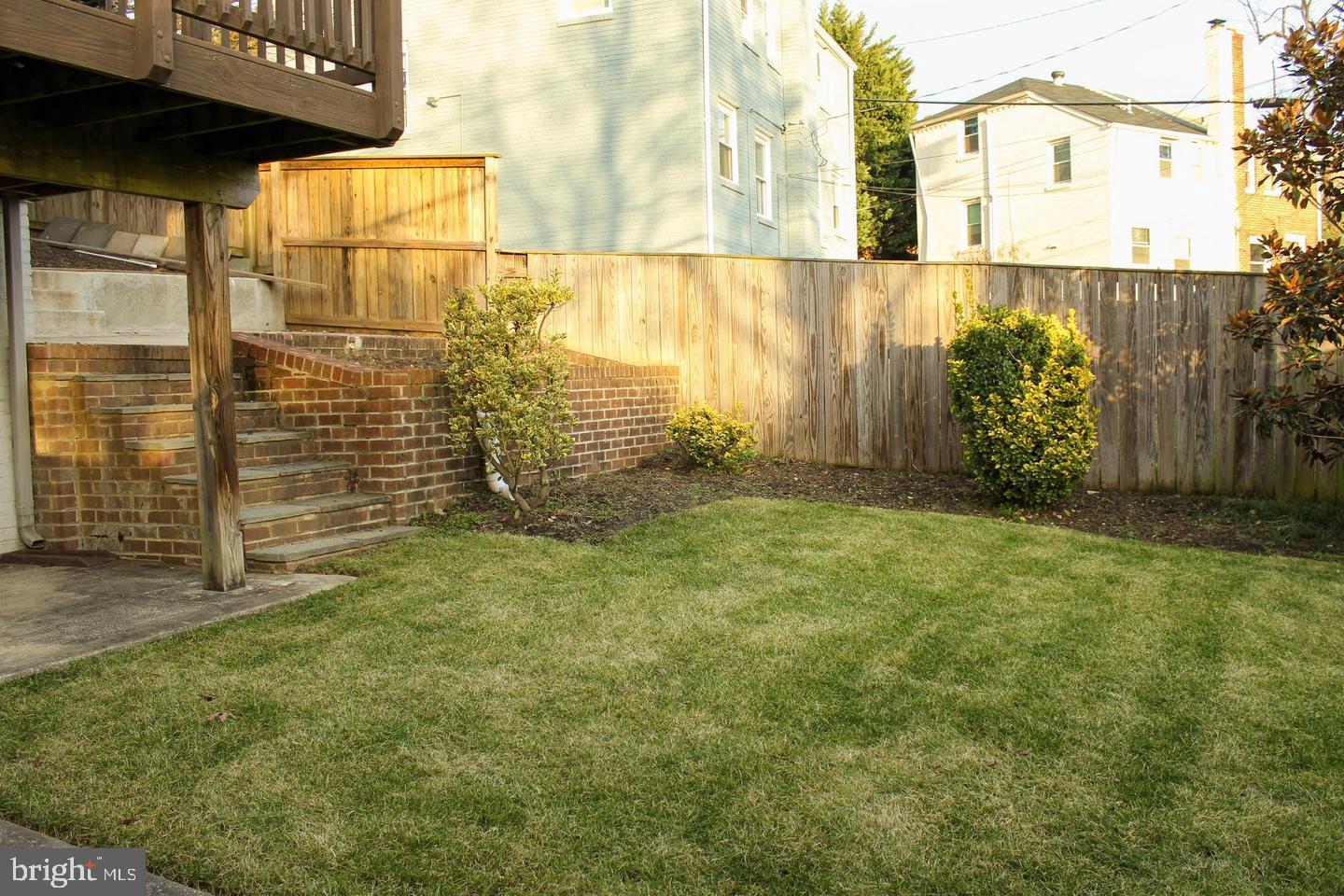 3616 South Kemper Road Arlington, VA 22206 - Photo 16 of 24 a view of a yard with wooden fence