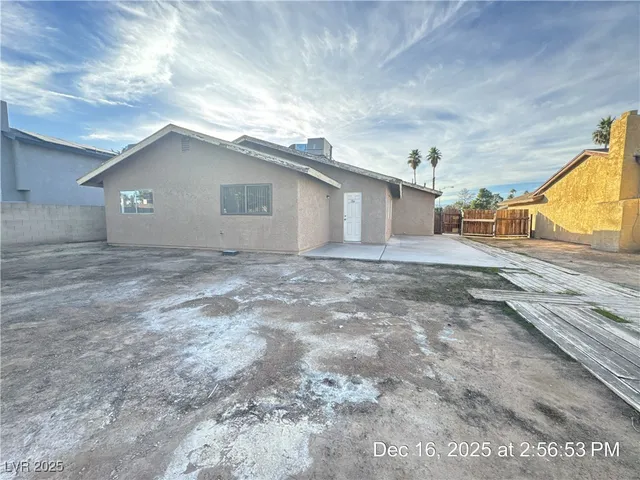 $1,900 | 3674 Duneville Street, Las Vegas, NV 89103