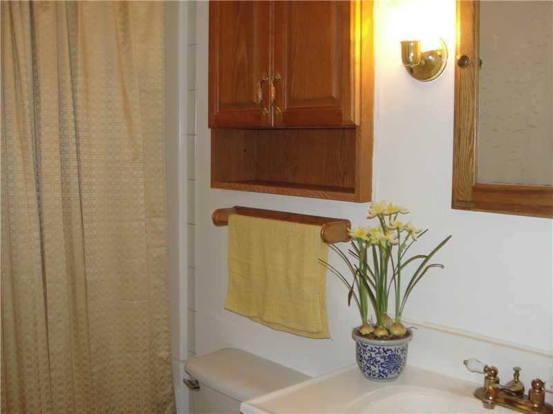 48 North Bay Road Bridgton, ME 04009 - Photo 13 of 26 Bathroom. Full bath with vinyl floor.
