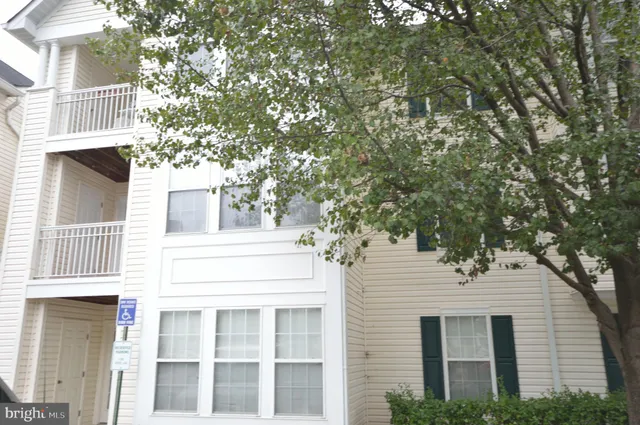 $2,300 | 7516 H Snowpea Court, Alexandria, VA 22306